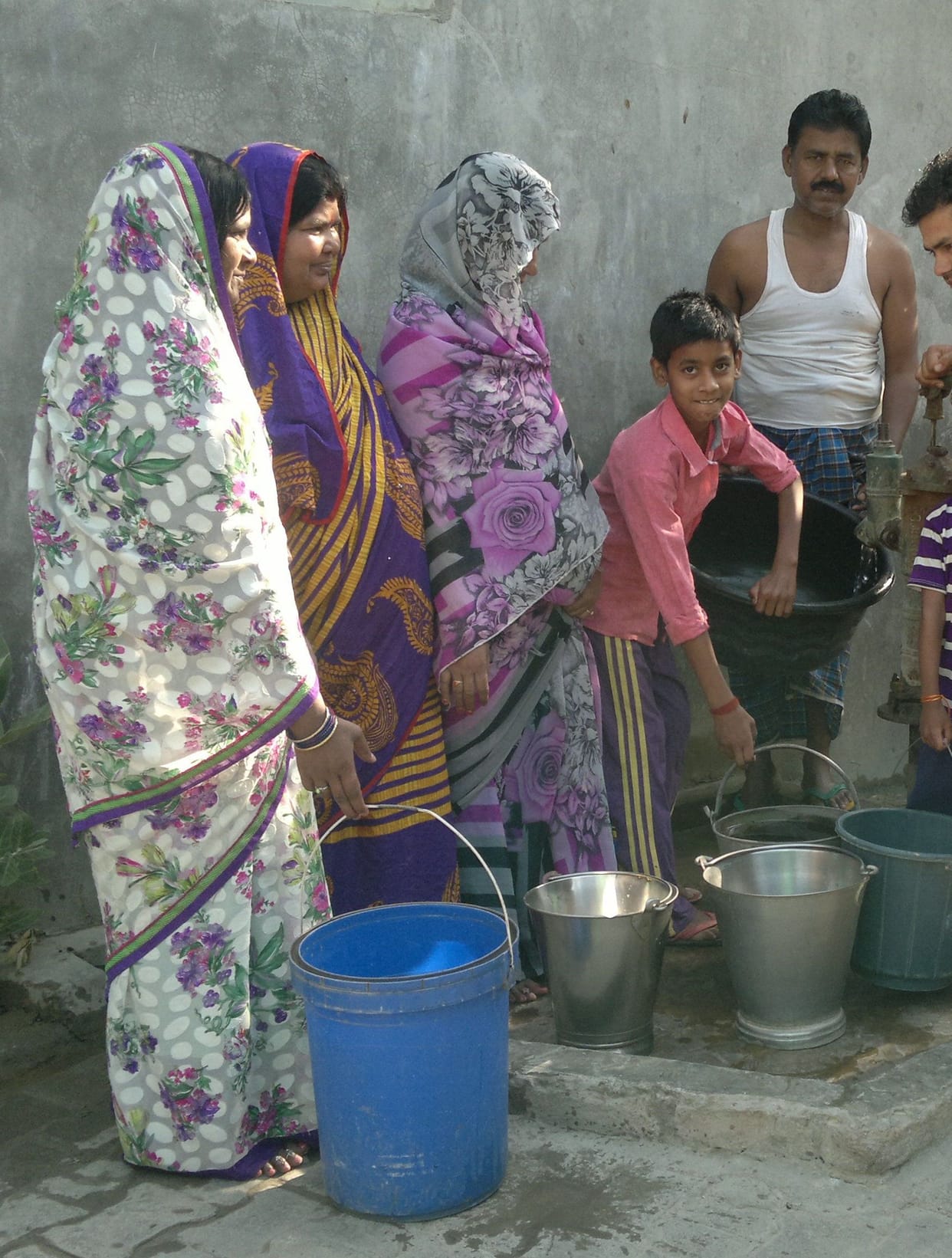 People troubled by electricity and drinking water crisis