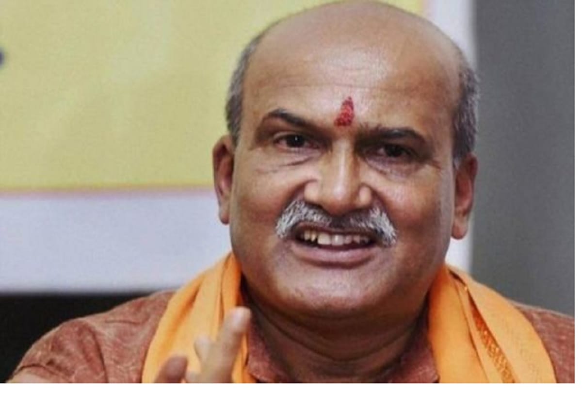 Karnataka: Shri Ram Sena Pramod Muthalik said, if anyone touches Veer Savarkar's poster,  will cut their hand