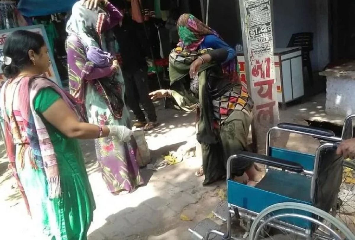 woman gave birth child at hospital gate in etah of uttar pradesh