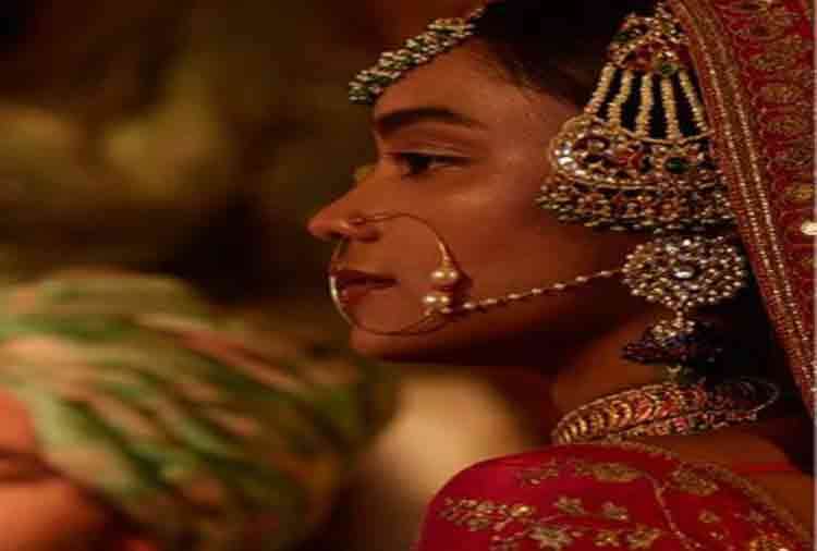 sabyasachi mukherjee model looks like sridevi daughter janhvi kapoor photos goes viral