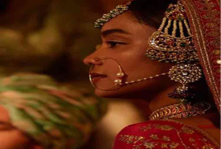 sabyasachi mukherjee model looks like sridevi daughter janhvi kapoor photos goes viral