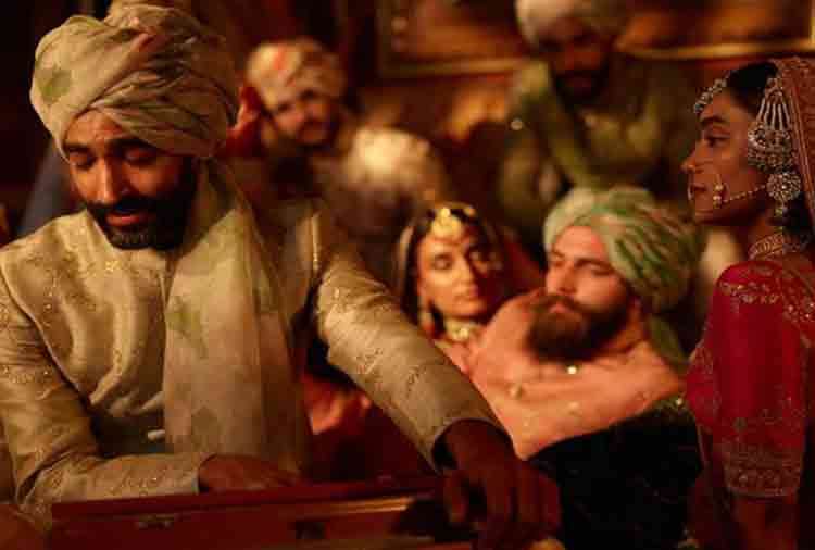 sabyasachi mukherjee model looks like sridevi daughter janhvi kapoor photos goes viral