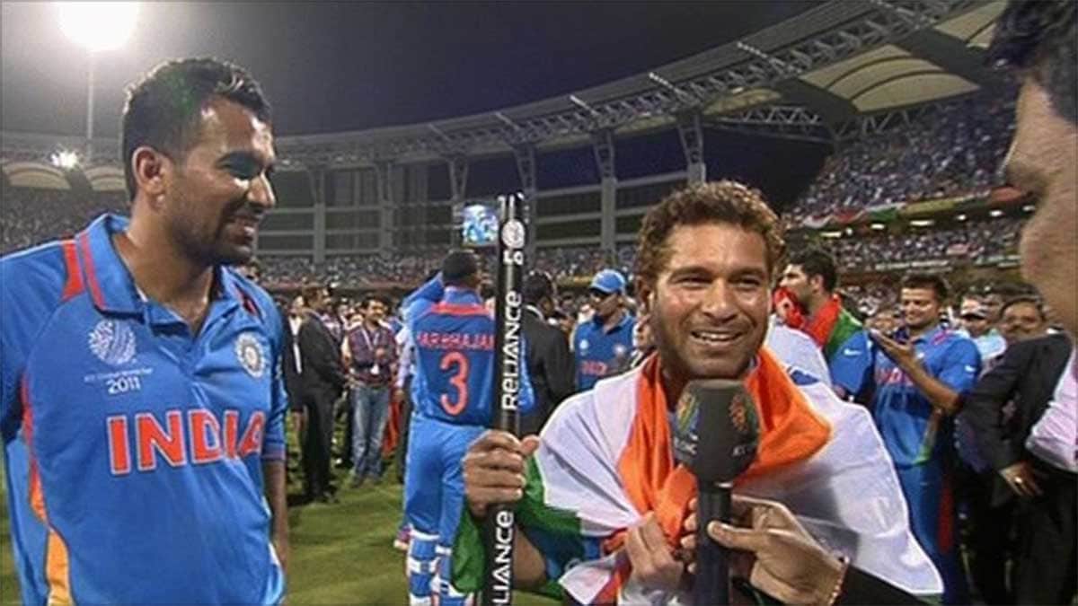sachin tendulkar play cricket with labours on mumbai road