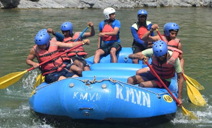 Students learn tricks of rafting