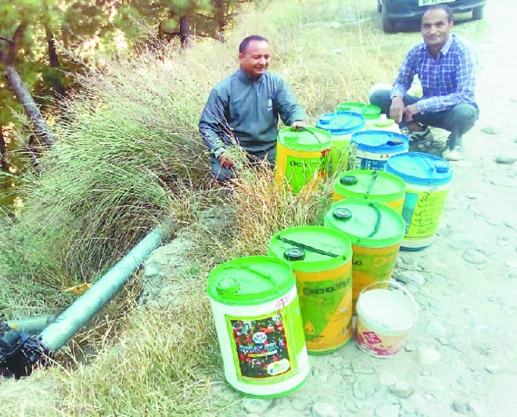 आठ किमी दूर से कर रहे पानी की ढुलाई