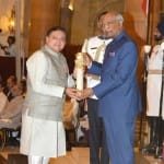 Manoj Joshi get honor by padma awards at rashtrapati bhawan