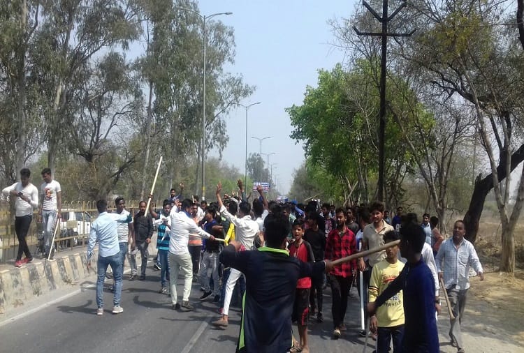 Heavy Bawal in Meerut on India shutdown, Burned the vehicles, see photos