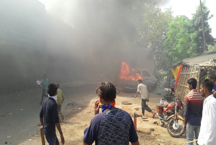 Heavy Bawal in Meerut on India shutdown, Burned the vehicles, see photos
