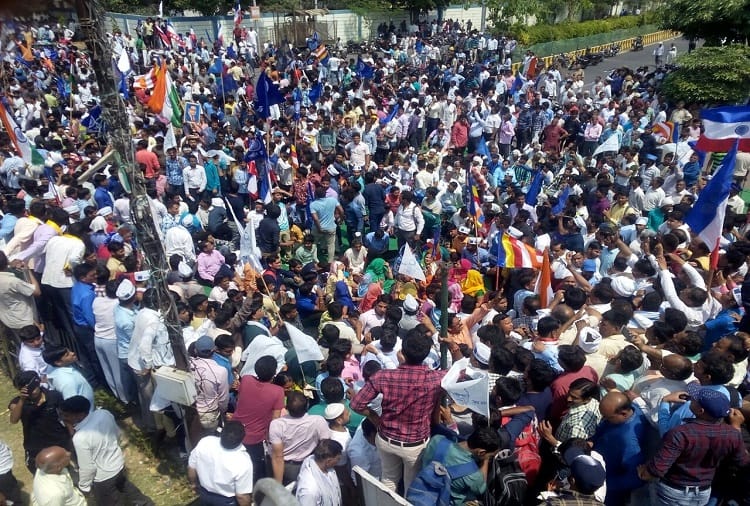 bharat bandh: situation in West UP is uncontrollable, 12 government buses set on fire, photos