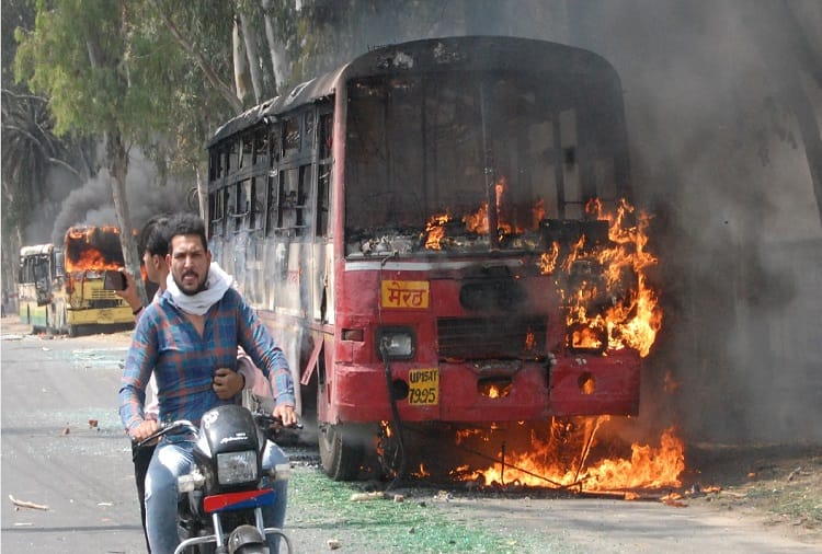 Live photos of Meerut bawal, broke 500 vehicles, buses set on fire