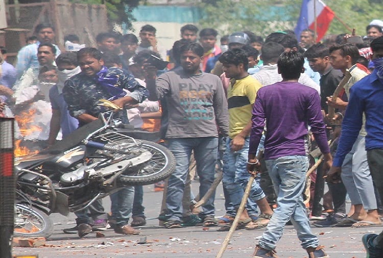 Live photos of Meerut bawal, broke 500 vehicles, buses set on fire