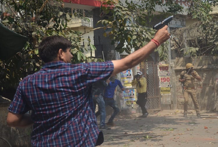 Live photos of Meerut bawal, broke 500 vehicles, buses set on fire