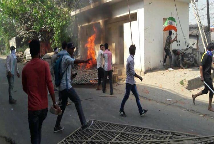 Live photos of Meerut bawal, broke 500 vehicles, buses set on fire