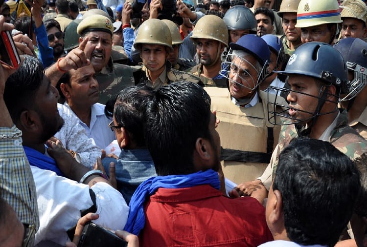 Police vehicles broke in Saharanpur, firing