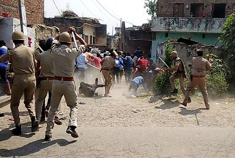 Police vehicles broke in Saharanpur, firing