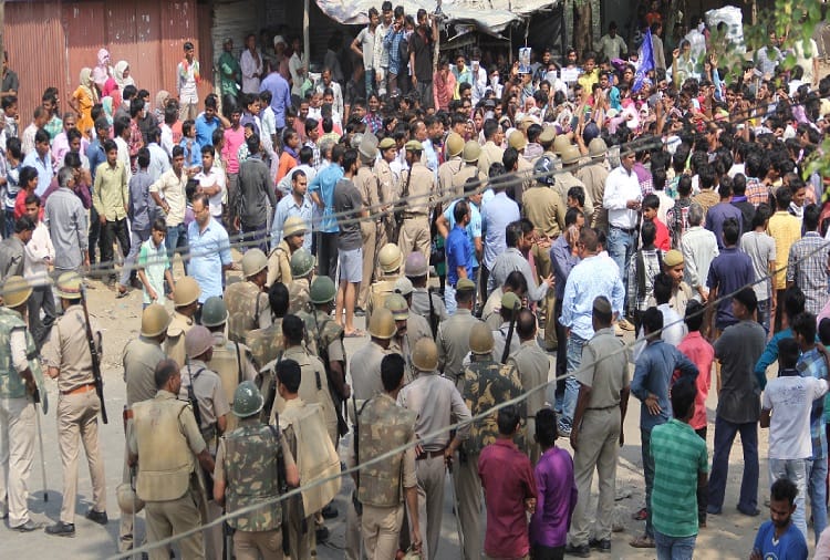 Police vehicles broke in Saharanpur, firing