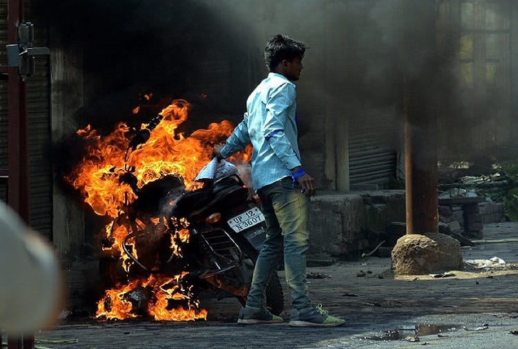Dalit movement: fierce bawal in Muzaffarnagar, vehicles set on fire