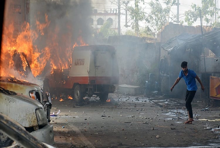 Dalit movement: fierce bawal in Muzaffarnagar, vehicles set on fire