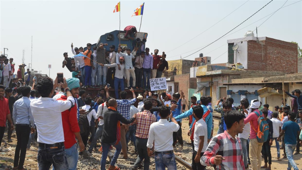 stop train and pelting stone, two policemen injured