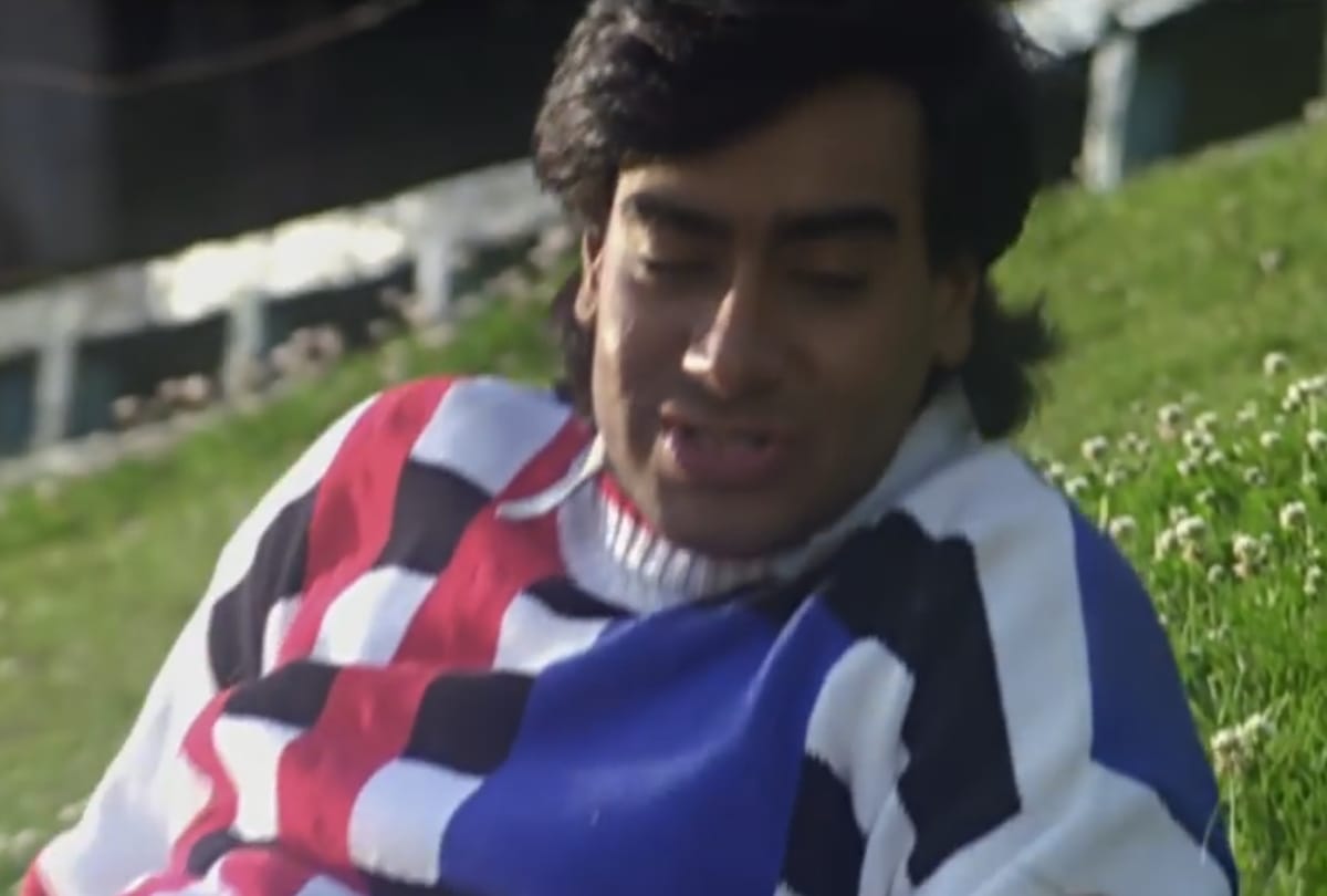 actor ajay devgan has to changed his surname because of this big reason 
