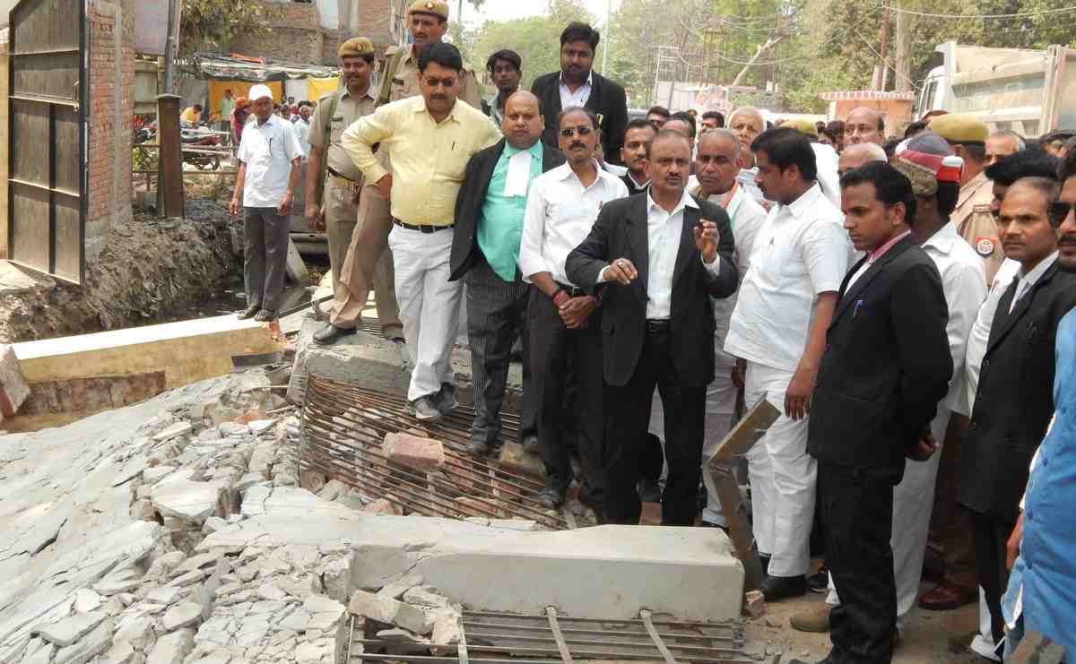 Court boundary fall in ballia and many labor injured