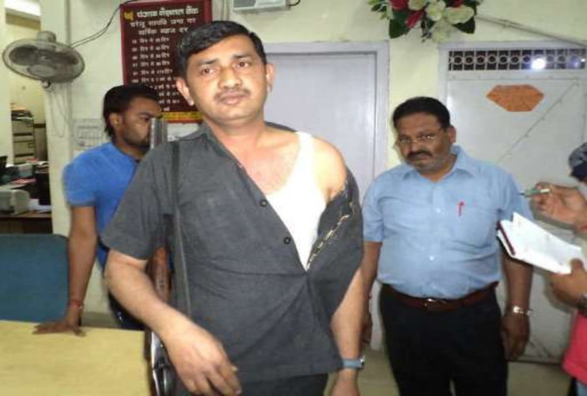 Man Goes Bank To Withdraw Billion Rupees With Shopping Bag At Hapur In UP