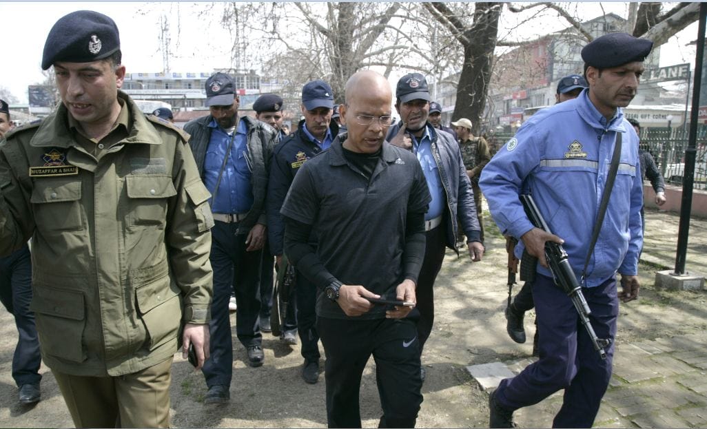 traffic ig basant rath come and clear traffic in srinagar after stone pelting in kashmir