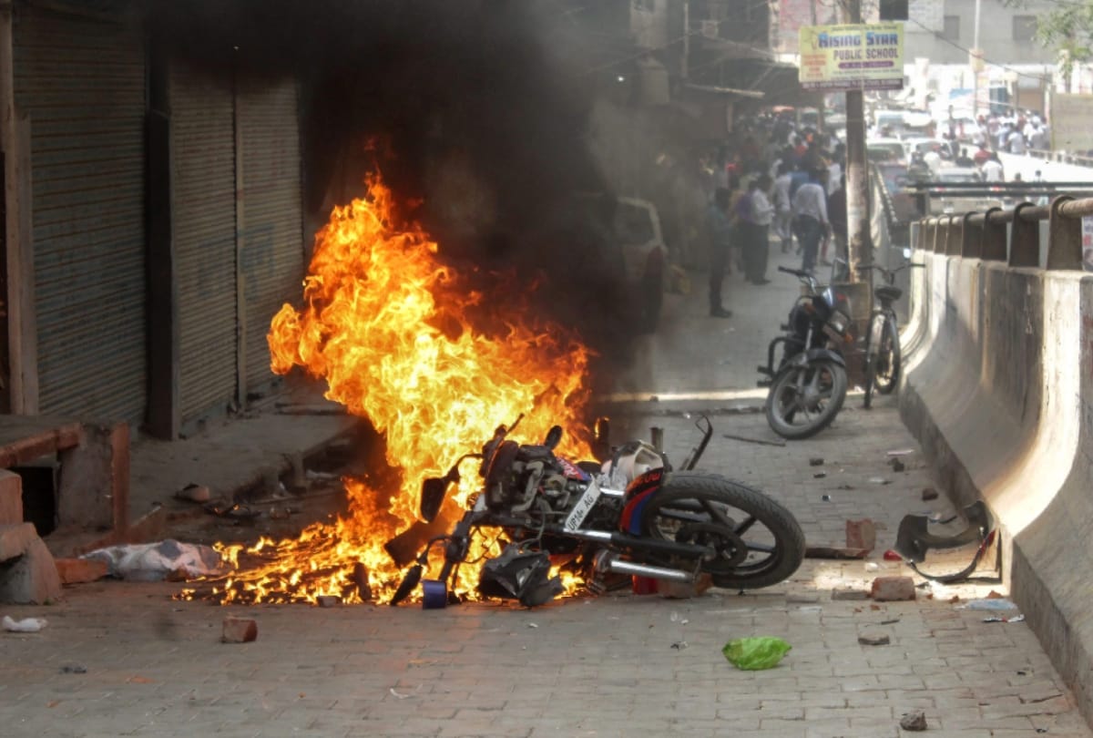 bharat bandh effect in delhi ncr, protestors done train stopping and stone pelting and all updates