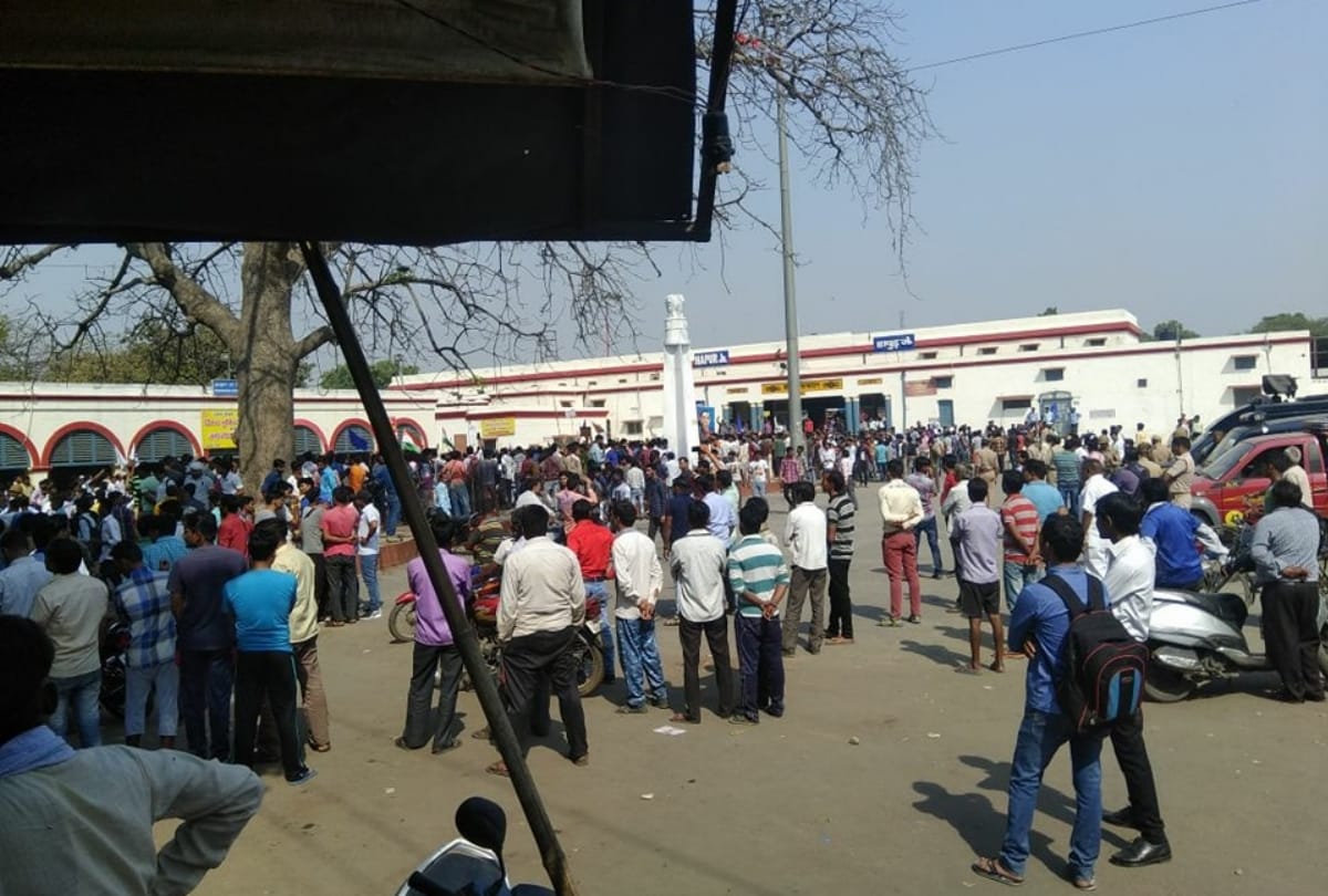 bharat bandh effect in delhi ncr, protestors done train stopping and stone pelting and all updates