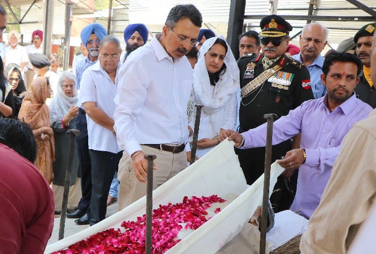 1971 indo-pak war hero Brigadier Narinder Singh Sandhu cremated