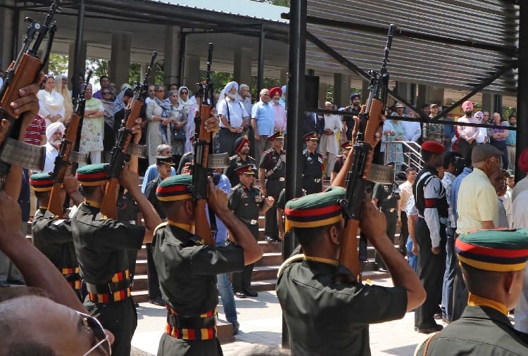 1971 indo-pak war hero Brigadier Narinder Singh Sandhu cremated