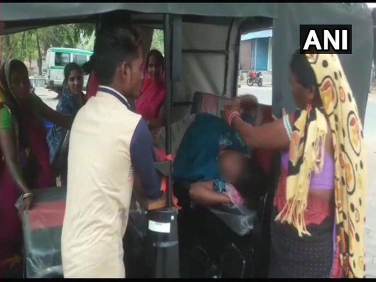 women gave birth in auto rickshaw after absence of doctors in health centre