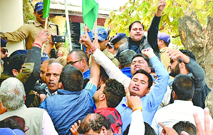 Congressmen stopped police at the Collectorate Gate