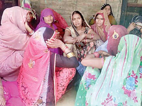 किशोरी की मौत पर गमगीन बैठे परिजन।