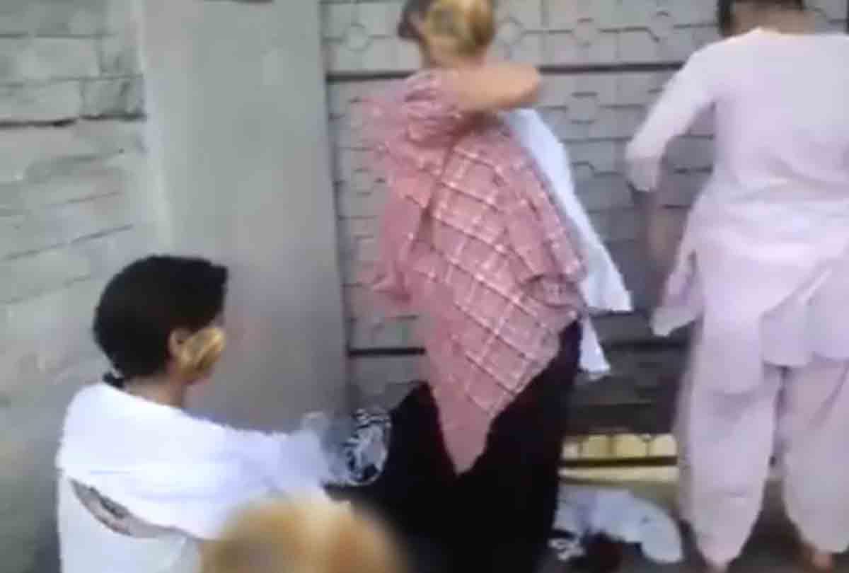 girls change her clothes in college