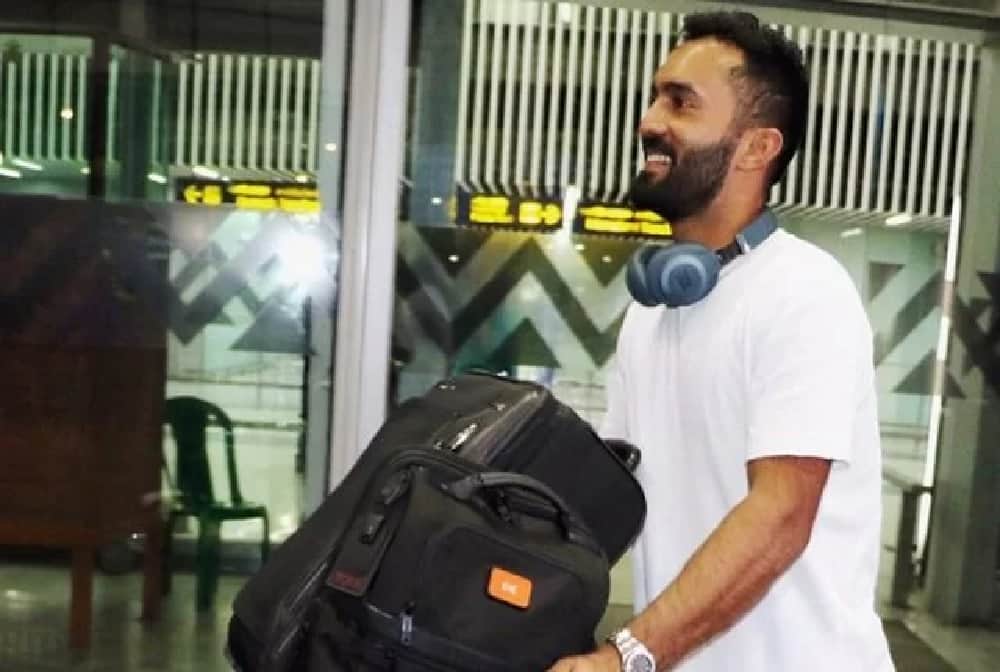 dinesh karthik says ms dhoni deserve his placement in team india