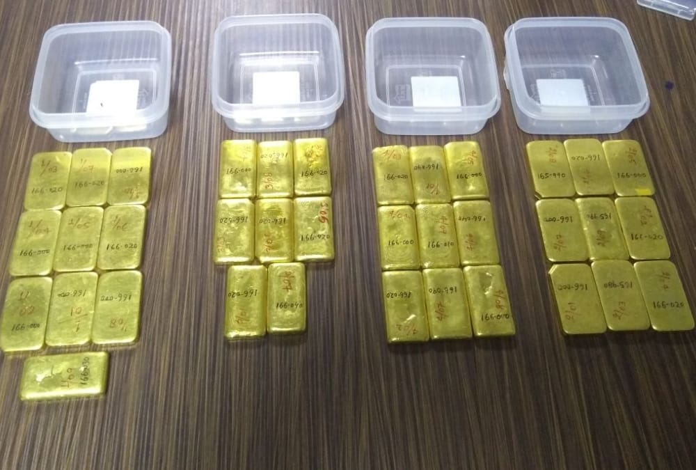 four arrested for smuggling gold in charbagh in lucknow.
