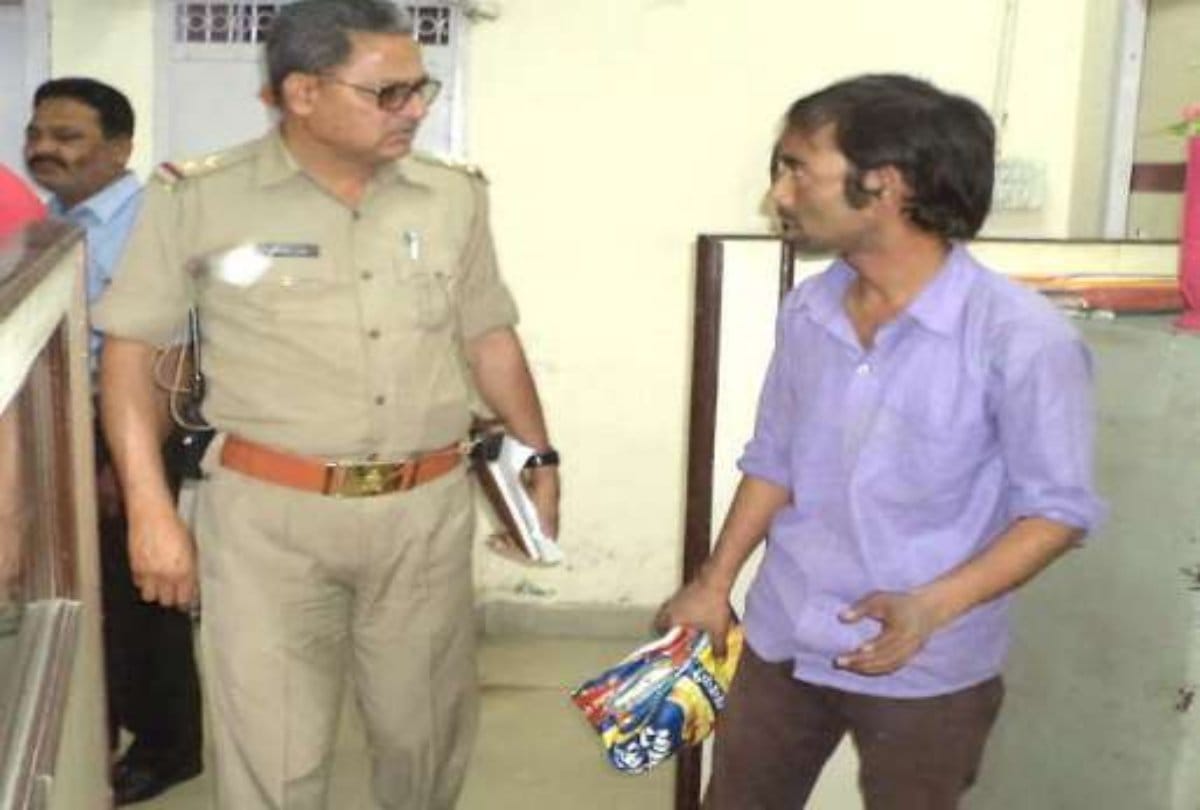 Man Goes Bank To Withdraw Billion Rupees With Shopping Bag At Hapur In UP