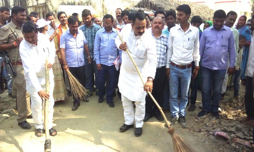 knocked at every door for dastak
