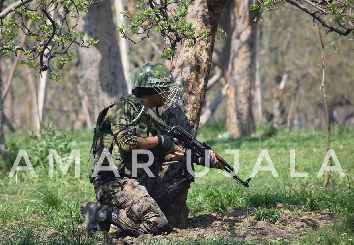 fire broke out in baramulla militants trapped by security forces