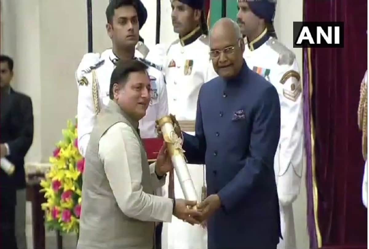 Manoj Joshi get honor by padma awards at rashtrapati bhawan