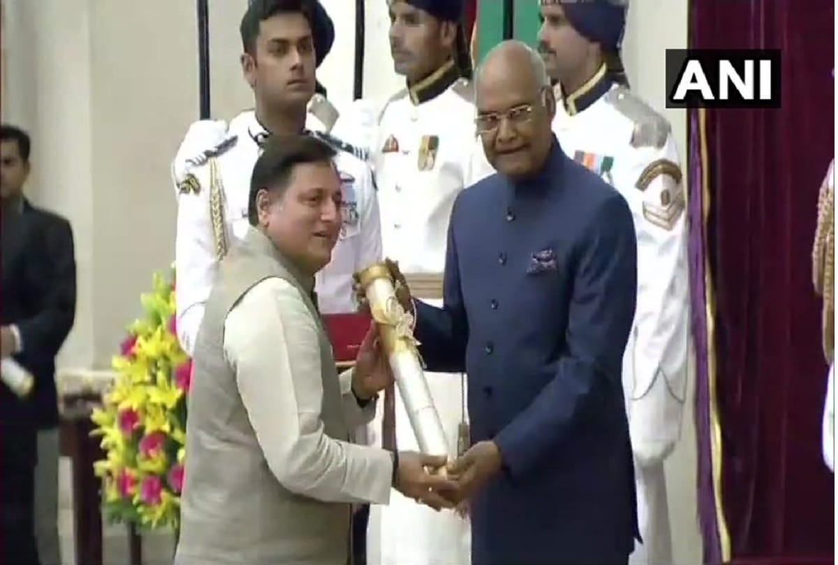 Manoj Joshi get honor by padma awards at rashtrapati bhawan