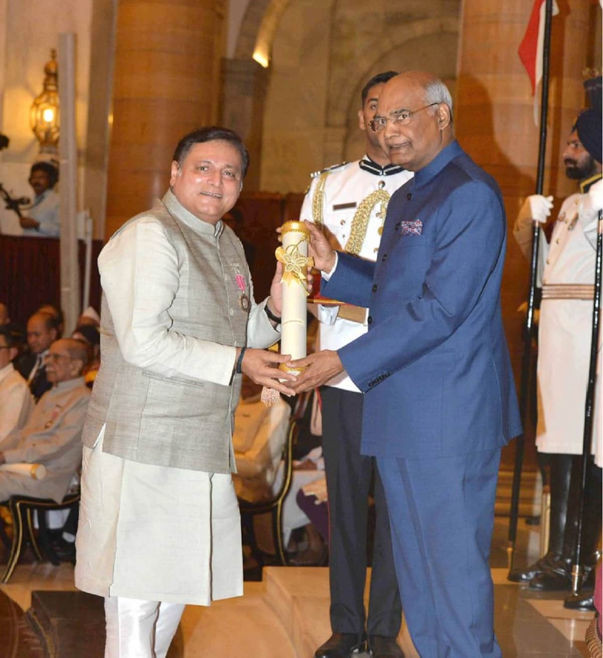 Manoj Joshi get honor by padma awards at rashtrapati bhawan
