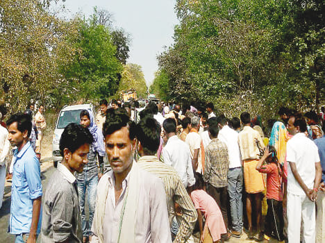 women died in an accident, people block the road