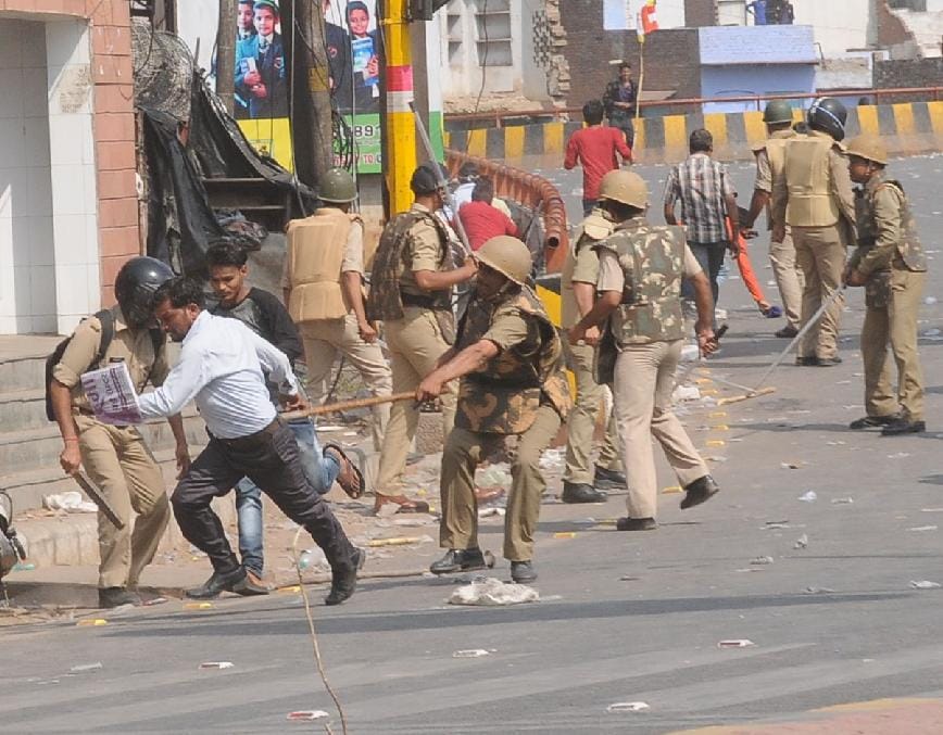 Miscreants looted six shop and tried to break temple in Agra 