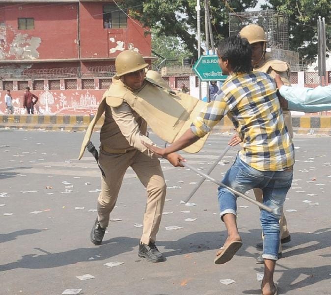 Miscreants looted six shop and tried to break temple in Agra 