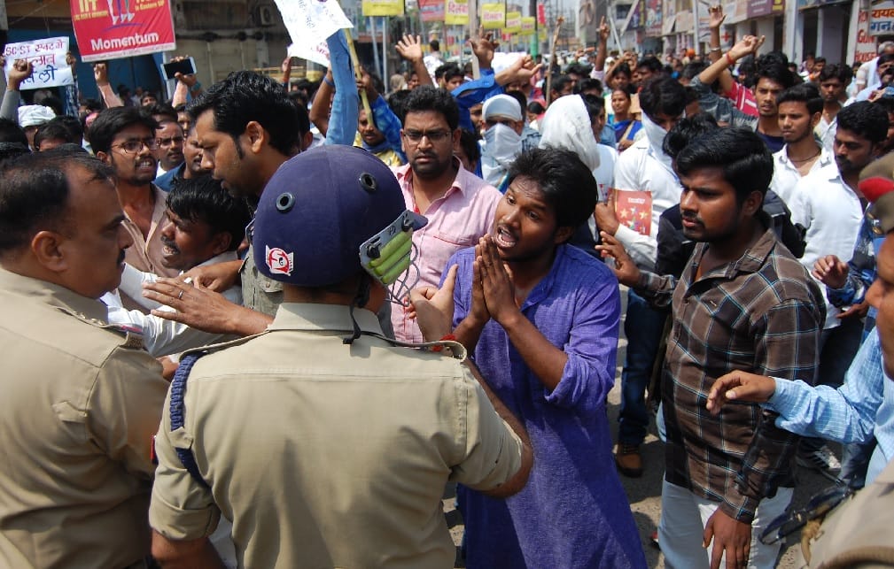 गोरखपुर-वाराणसी मार्ग किया जाम, एटीएम में तोड़फोड़