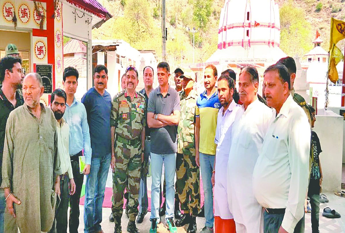 Cricketer Rahul Dravid with the family visit Amarnath temple 