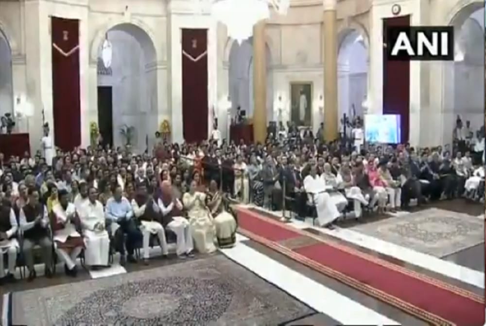 ms dhoni and pankaj advani receives padma bhushan award at rashtrapati bhawan at delhi