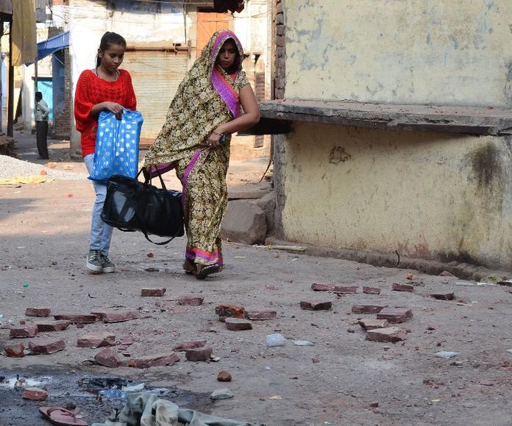 agra protesters throw stones at policemen